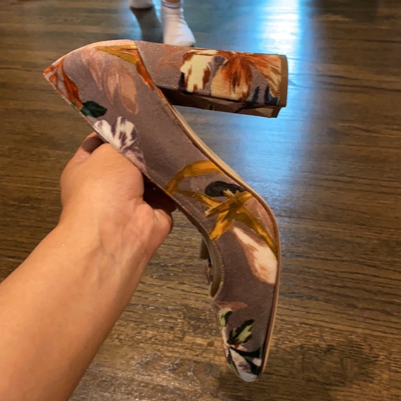 Shoes 👠 - Picture 3 of 4